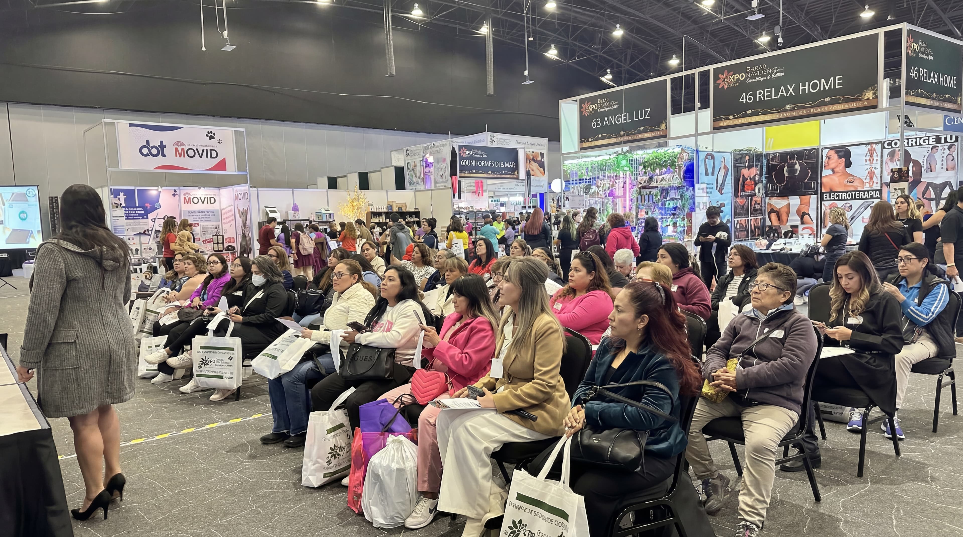 Asistentes recorriendo el hall principal de la expo