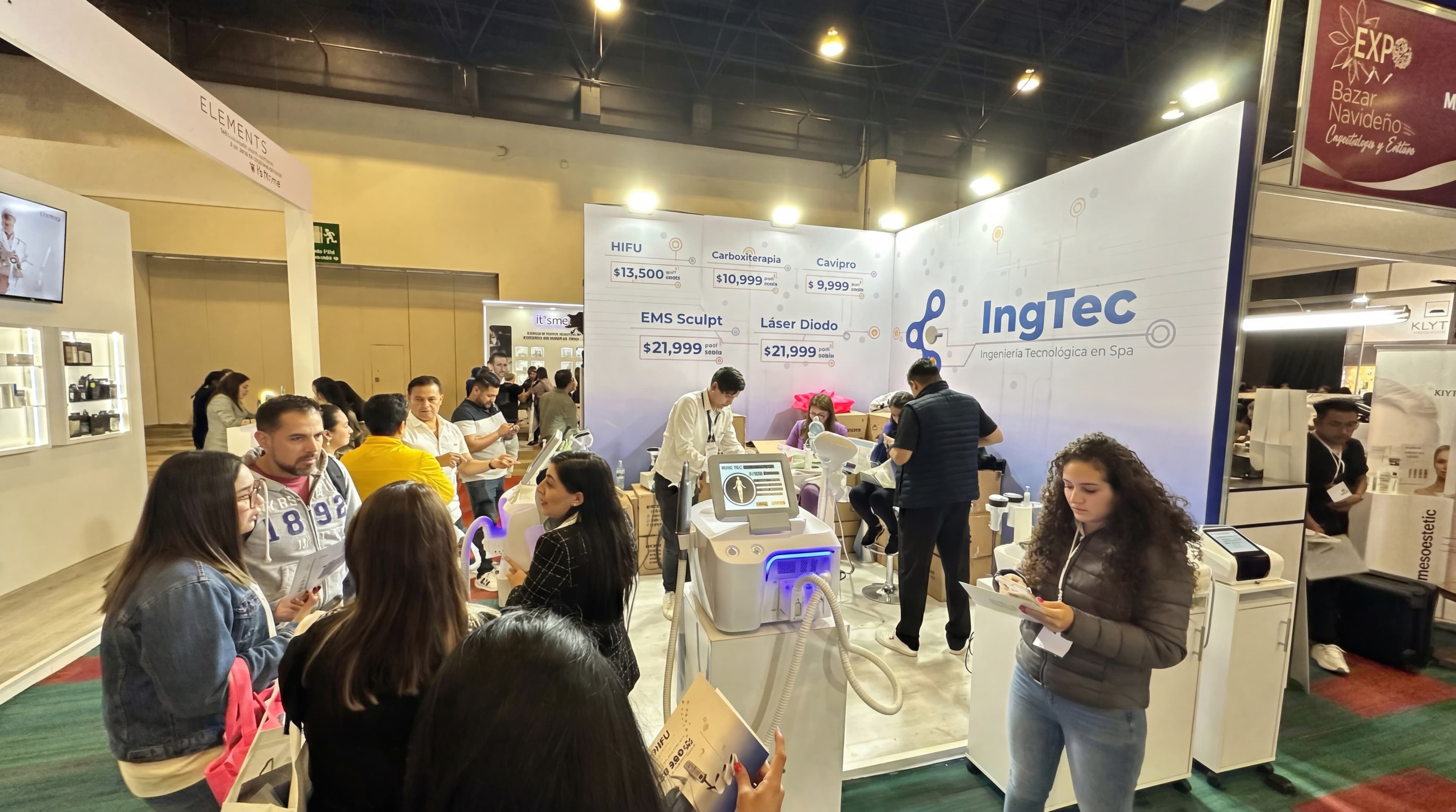 Stands de marcas destacadas con visitantes