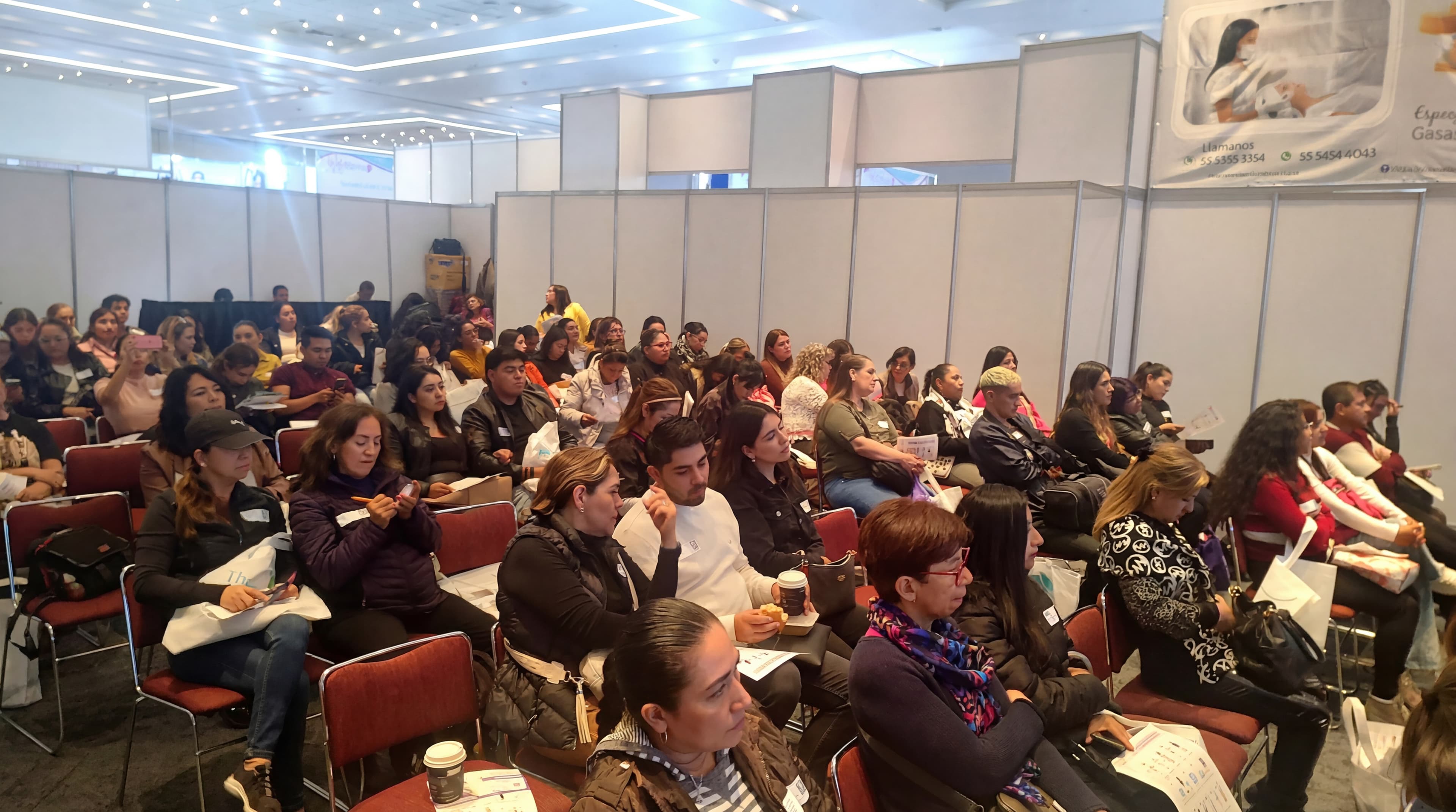 Pasillo central de la expo en plena actividad